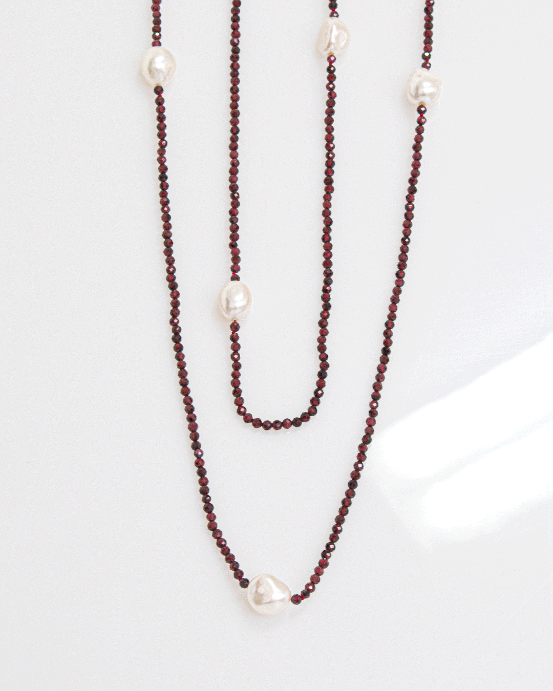 Collar Largo de Granate y Perlas Blancas