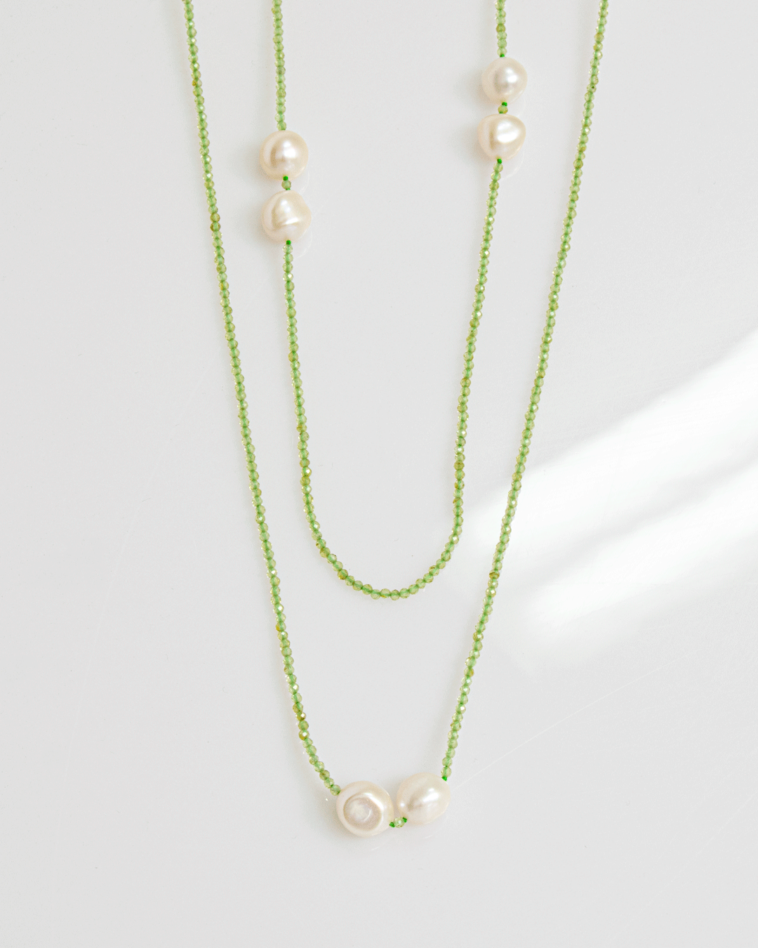 Collar Largo de Peridoto y Perlas Blancas