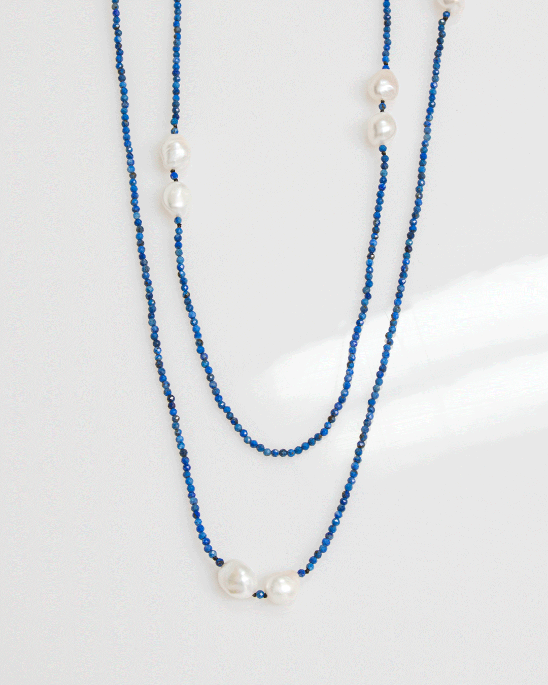Collar Largo de Lapislázuli y Perlas Blancas