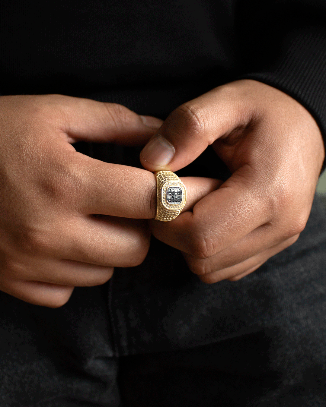 Anillo para Hombre con Zirconias Negras y Blancas