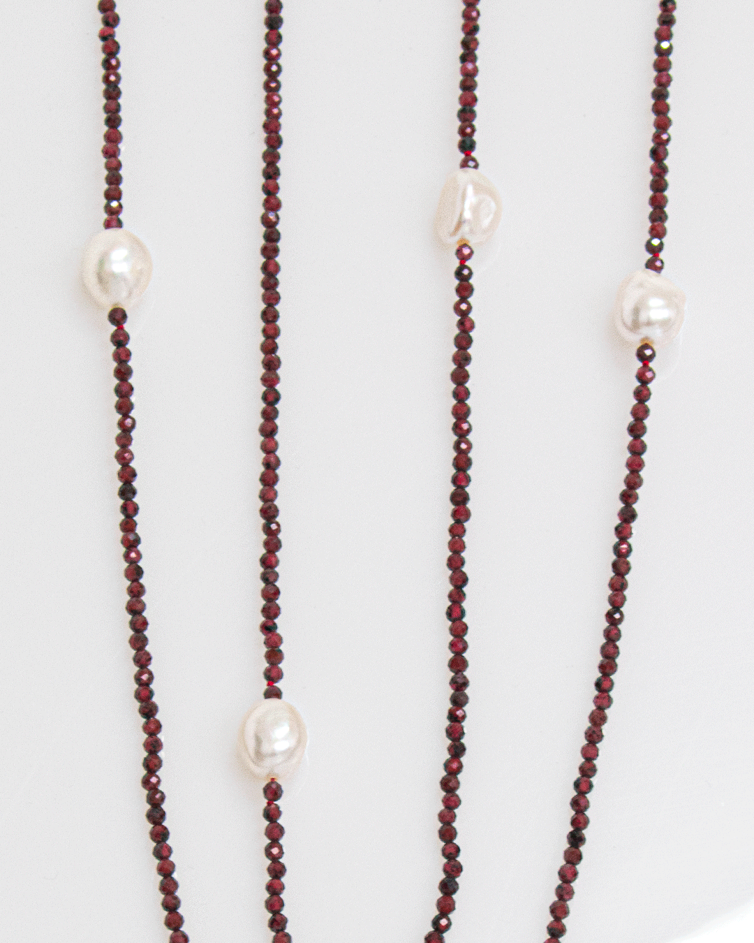Collar Largo de Granate y Perlas Blancas