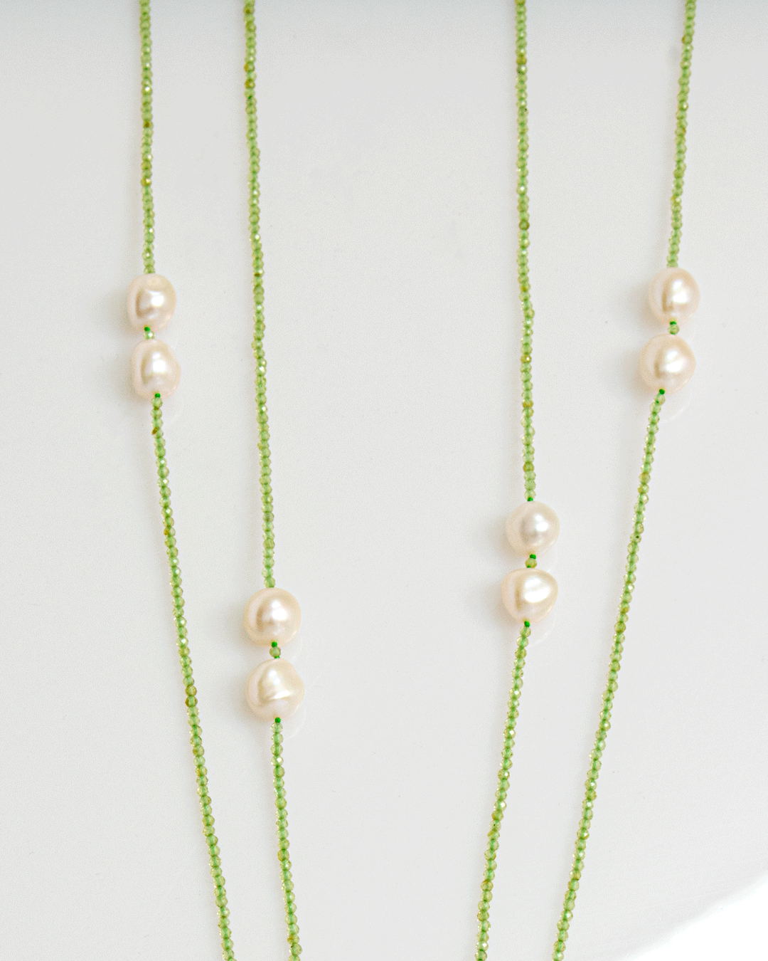 Collar Largo de Peridoto y Perlas Blancas