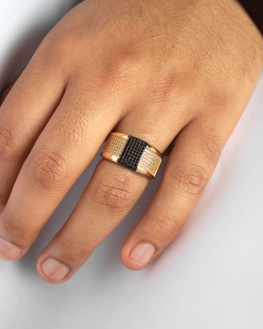 Anillo para Hombre con Zirconias Negras y Blancas