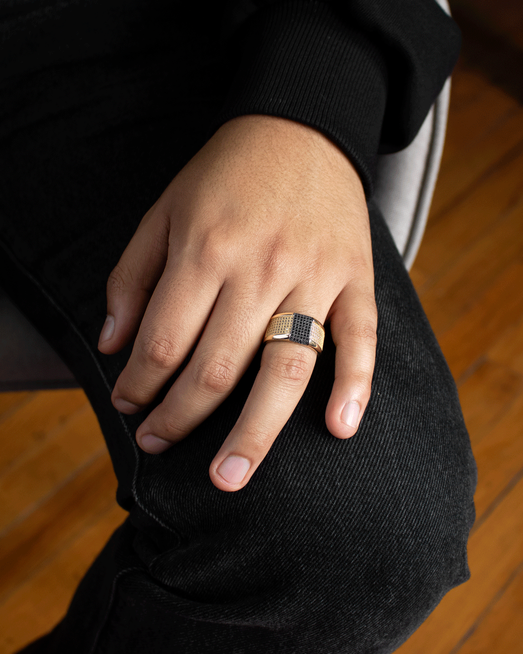 Anillo para Hombre con Zirconias Negras y Blancas