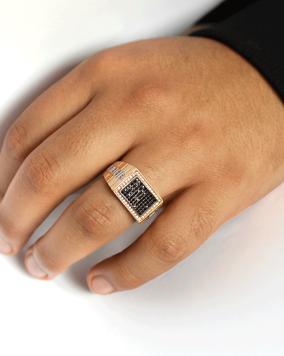 Anillo para Hombre con Zirconias Negras y Blancas