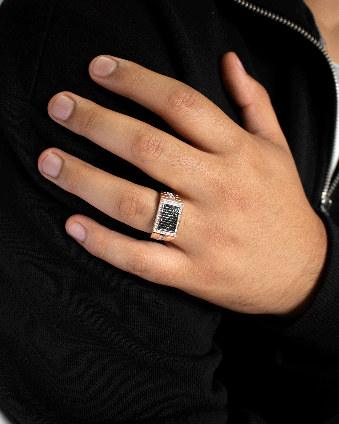 Anillo para Hombre con Zirconias Negras y Blancas