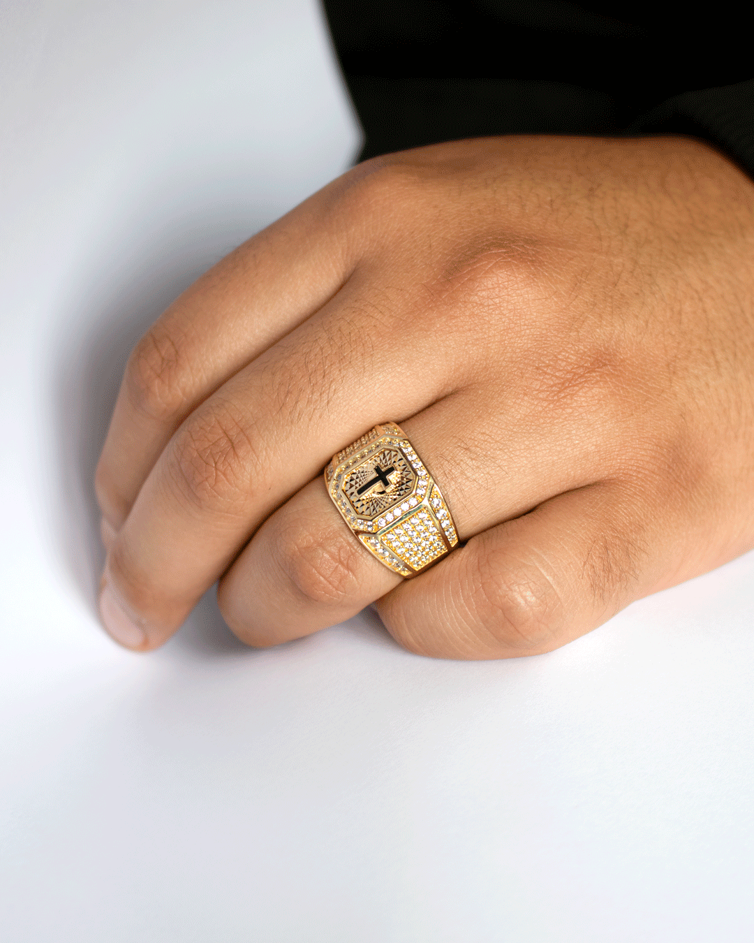 Anillo para Hombre con Cruz de Ónix y Zirconias Blancas