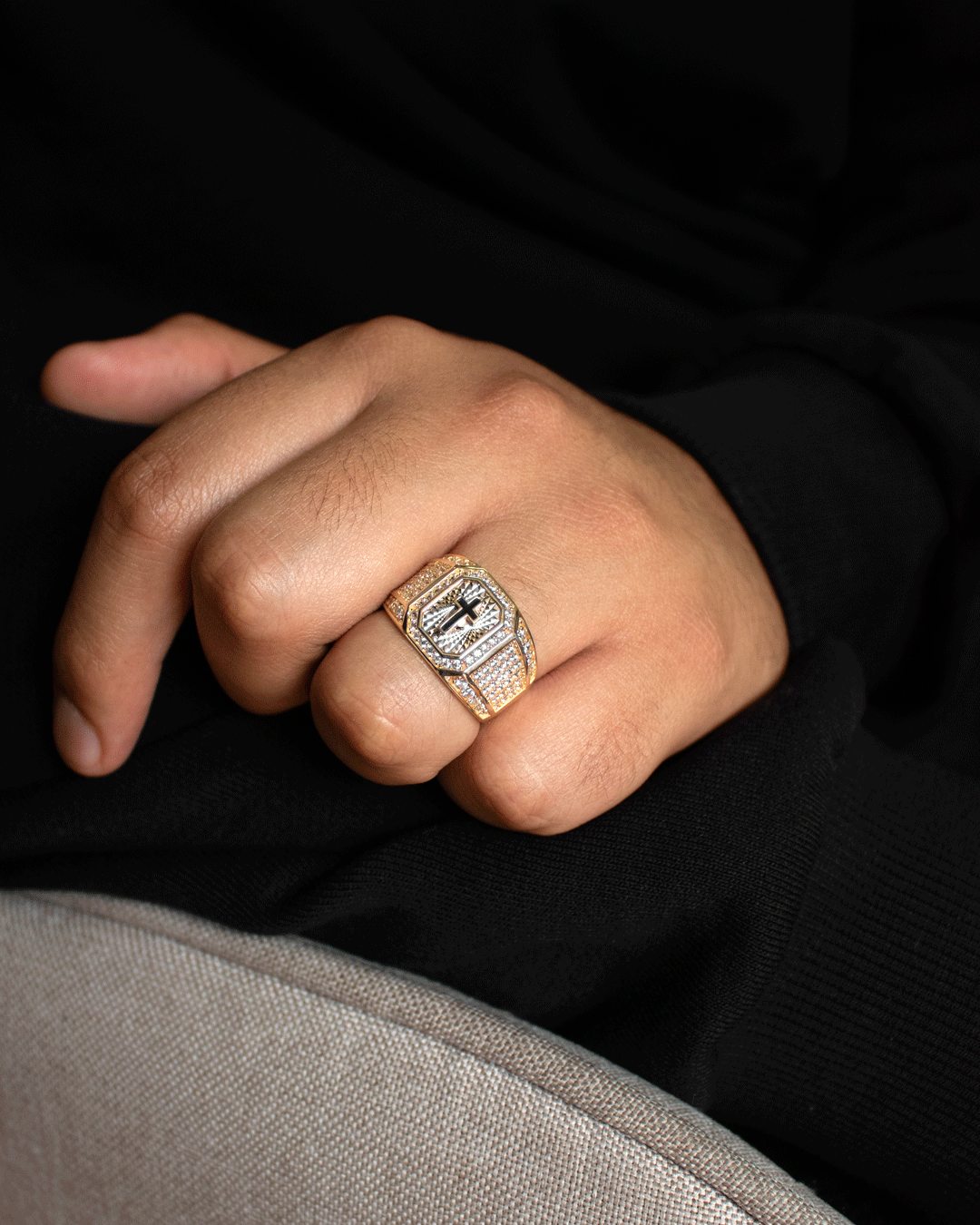 Anillo para Hombre con Cruz de Ónix y Zirconias Blancas