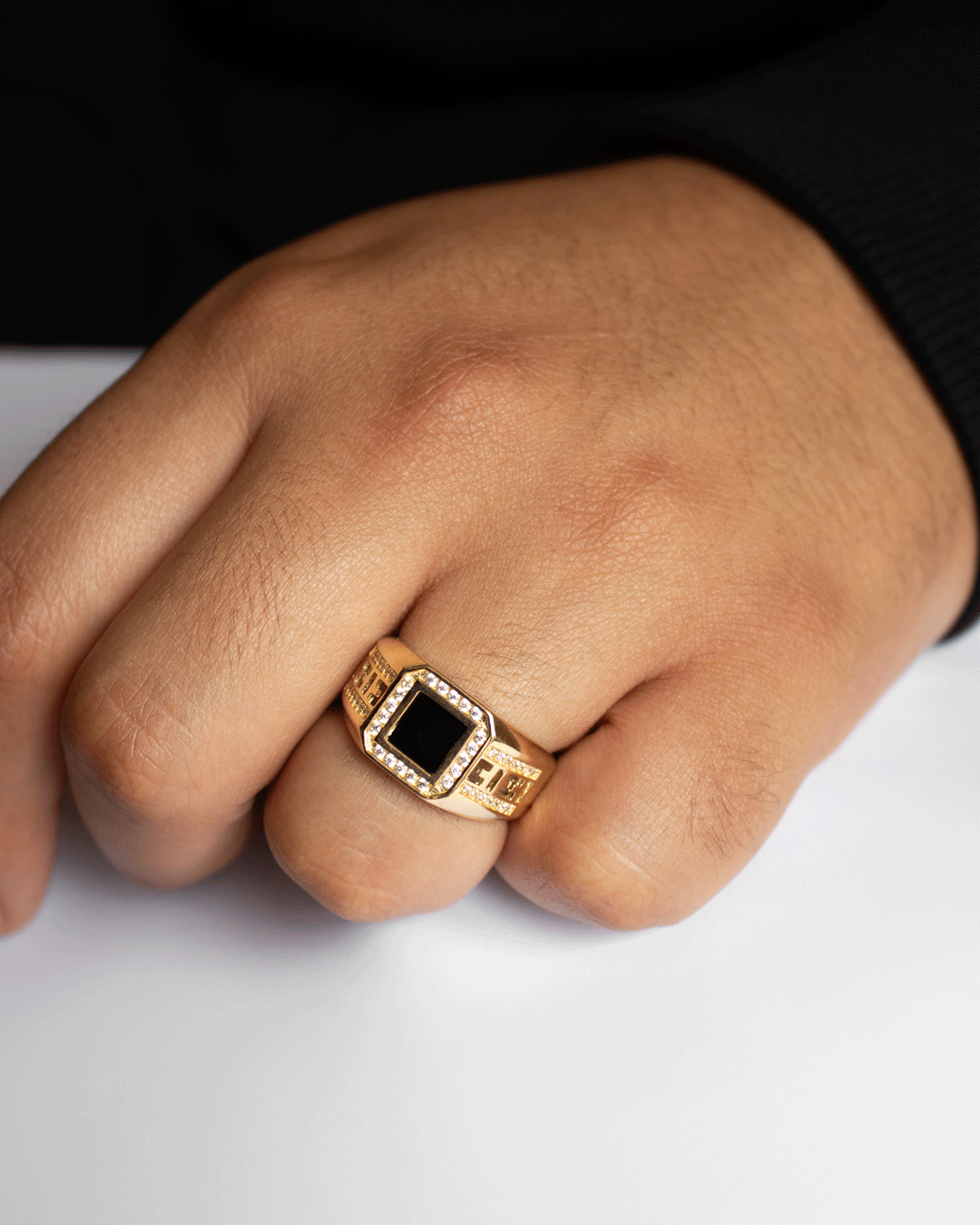 Anillo para Hombre con Grecas, Ónix y Zirconias Blancas