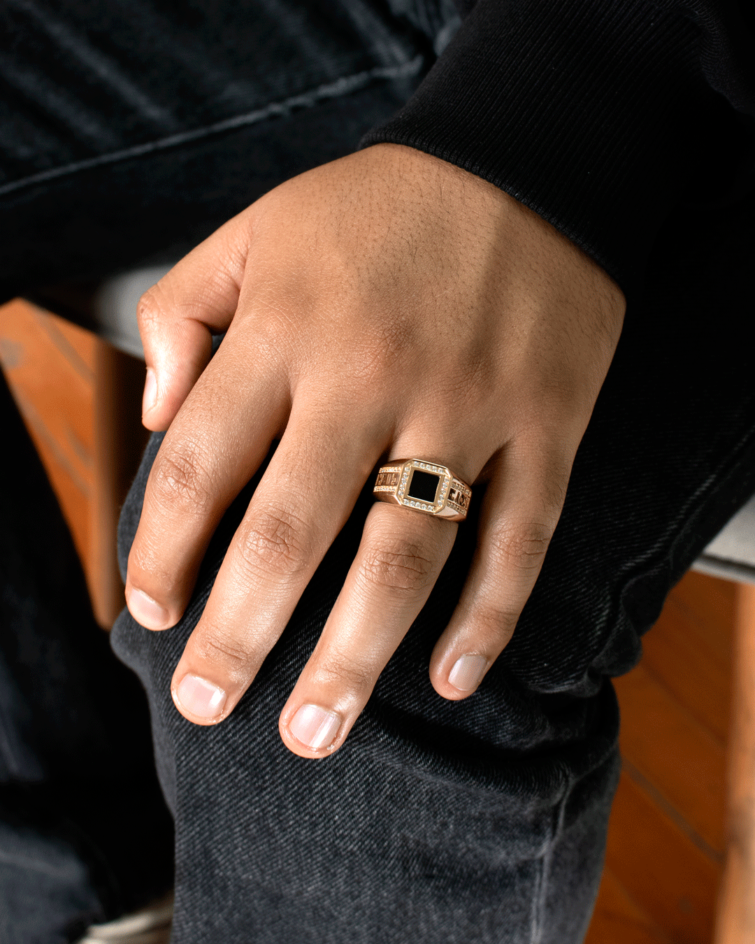 Anillo para Hombre con Grecas, Ónix y Zirconias Blancas