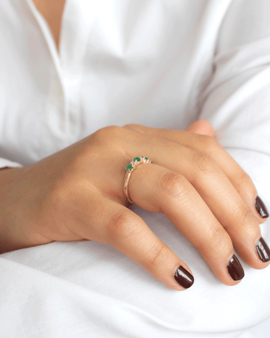 Anillo de Oro con Diamantes y Esmeraldas