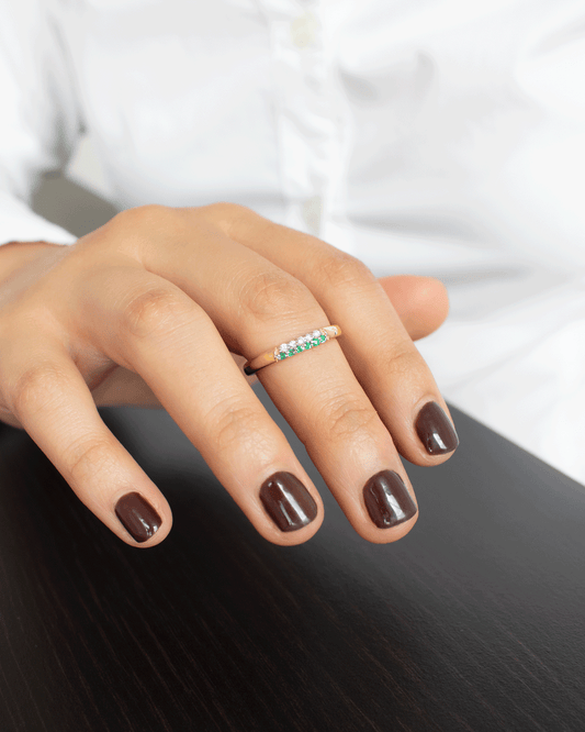 Anillo de Oro con Diamantes y Esmeraldas