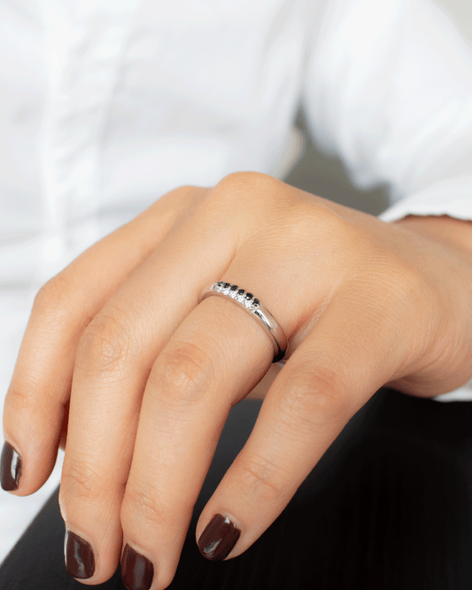 Anillo de Oro con Diamantes y Zafiro Azul
