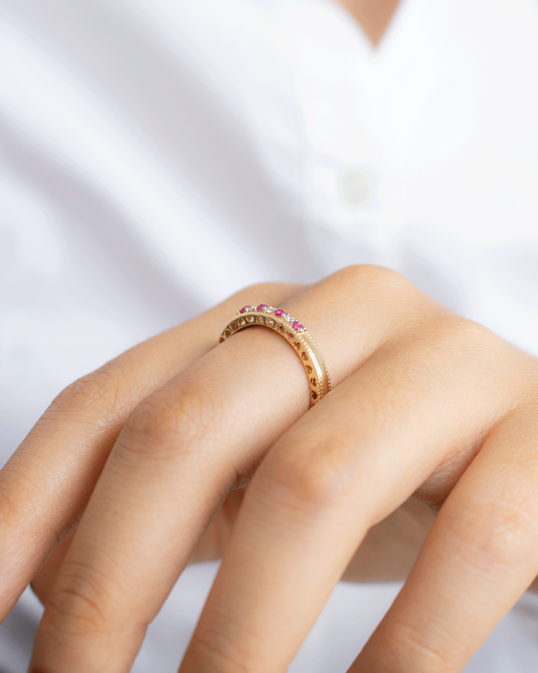 Anillo de Oro con Diamantes y Rubí