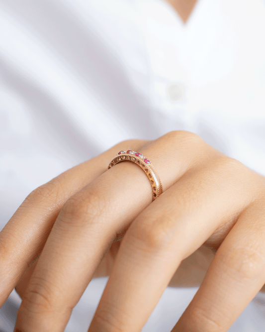 Anillo de Oro con Diamantes y Rubí