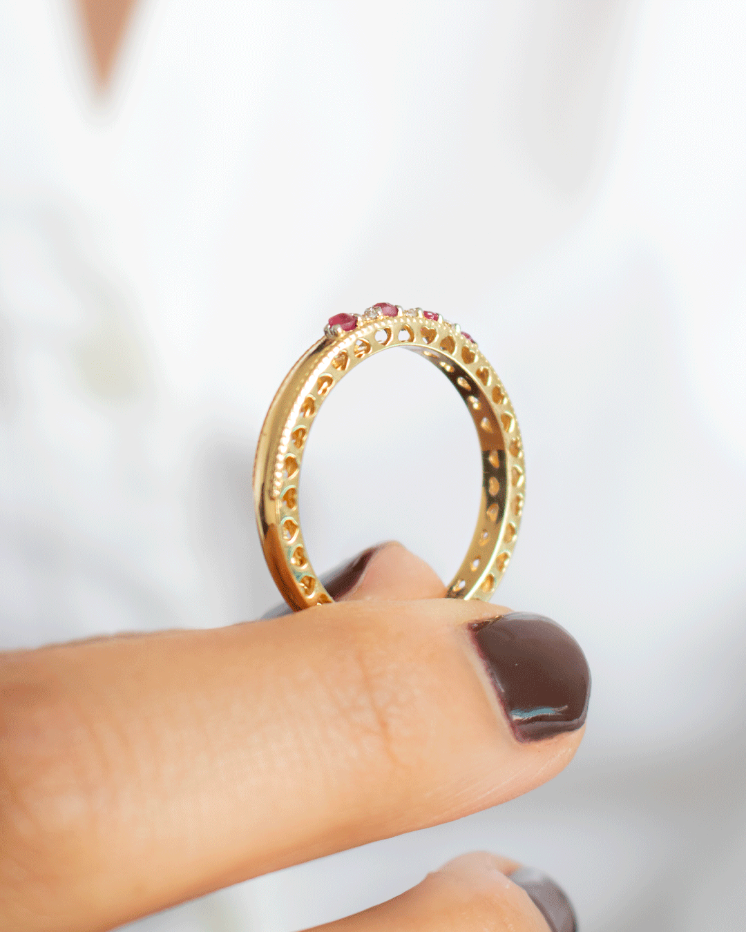 Anillo de Oro con Diamantes y Rubí