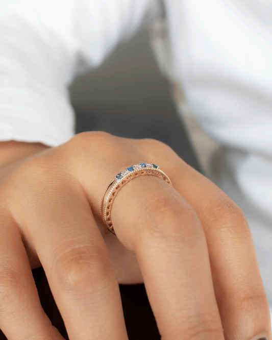 Anillo de Oro con Diamantes y Zafiro Azul
