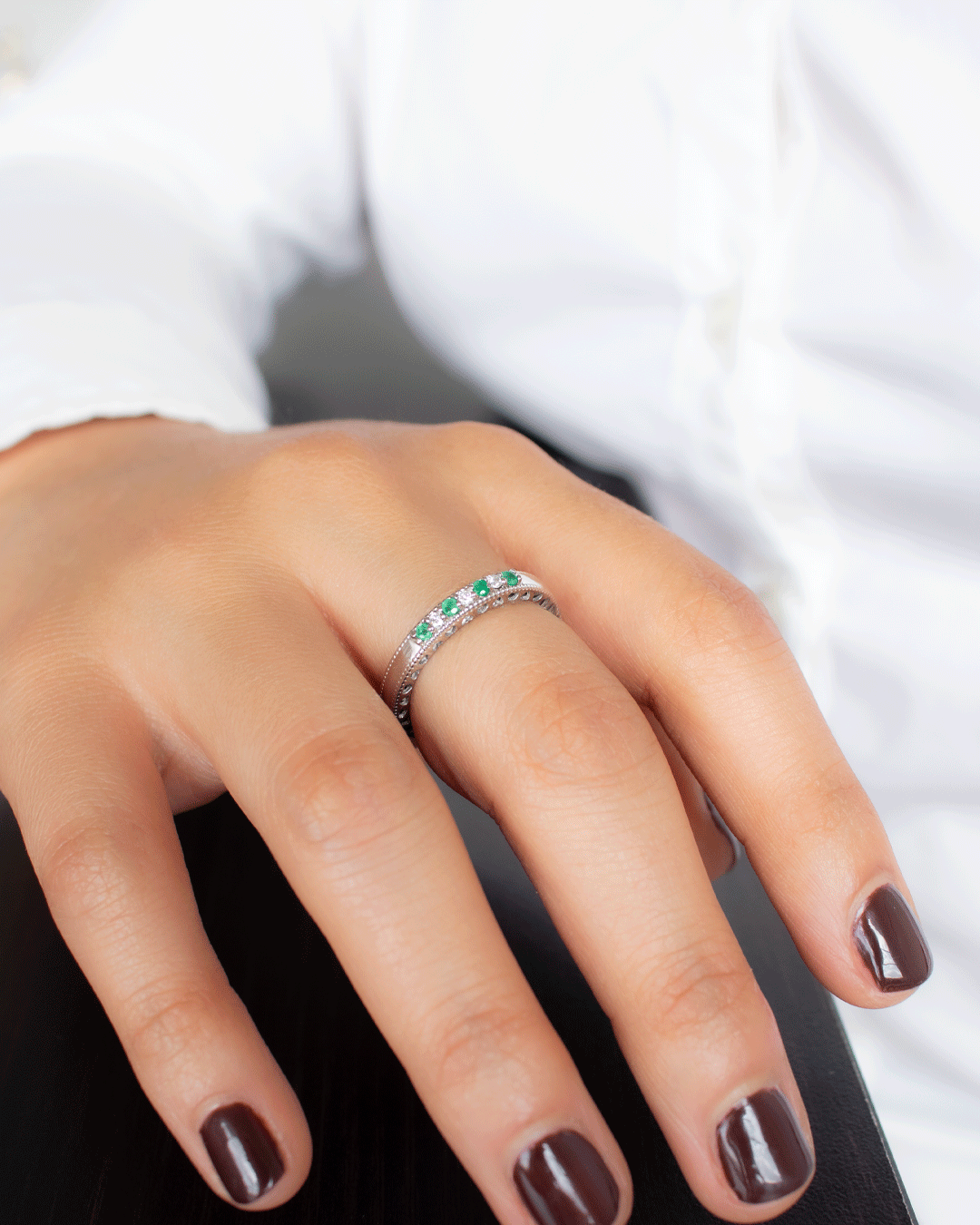 Anillo de Oro con Diamantes y Esmeralda