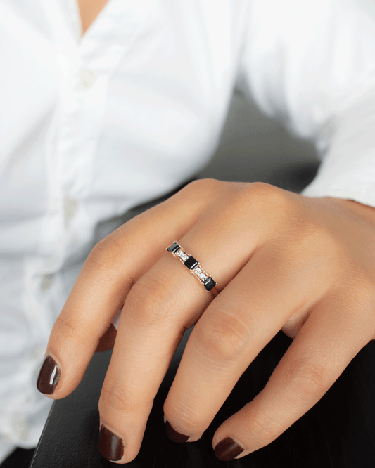 Anillo de Oro con Diamantes y Zafiro Azul
