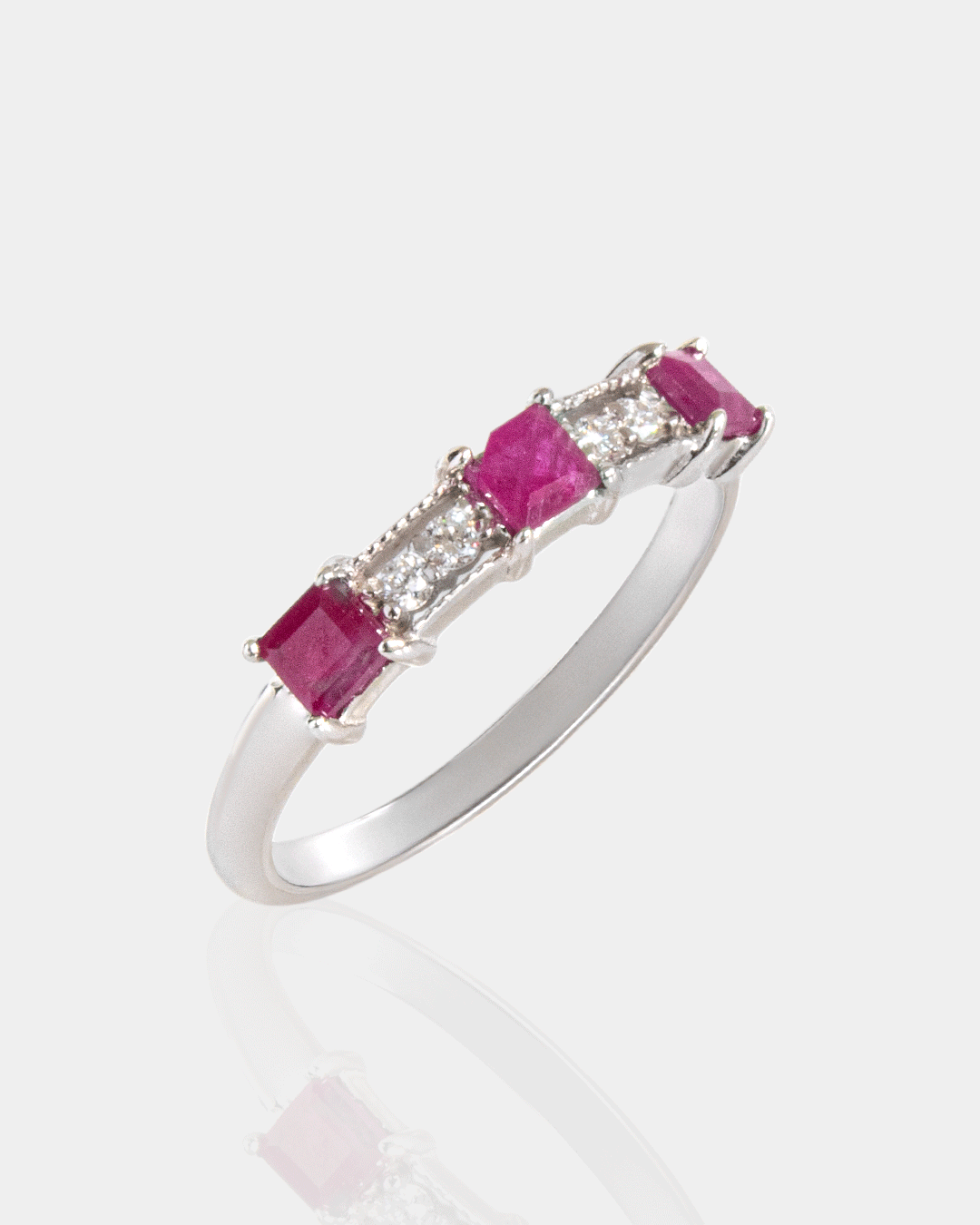 Anillo de Oro con Diamantes y Rubí