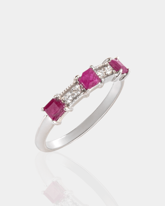 Anillo de Oro con Diamantes y Rubí