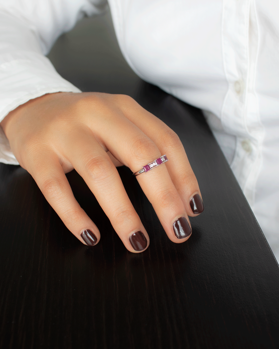 Anillo de Oro con Diamantes y Rubí