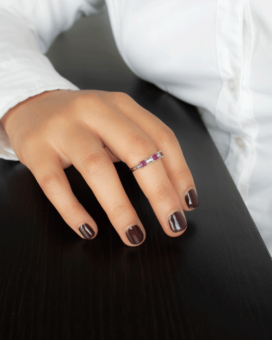 Anillo de Oro con Diamantes y Rubí