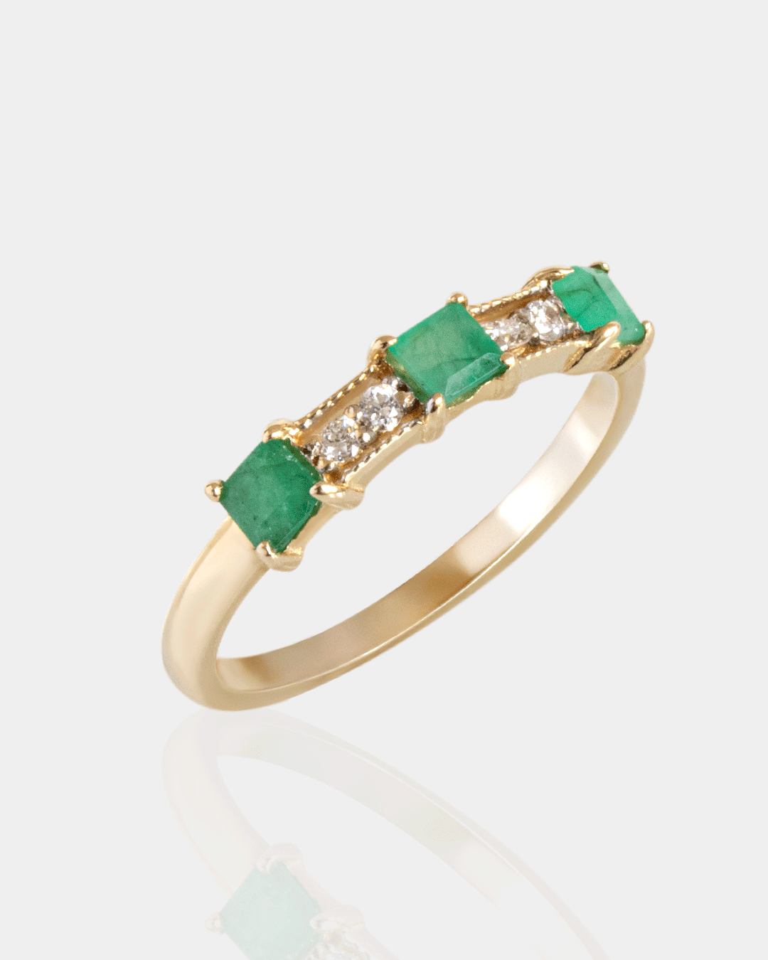 Anillo de Oro con Diamantes y Esmeraldas