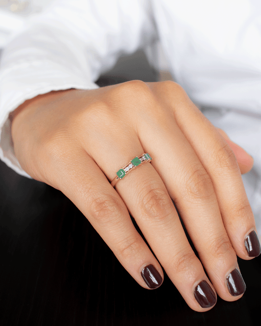 Anillo de Oro con Diamantes y Esmeraldas