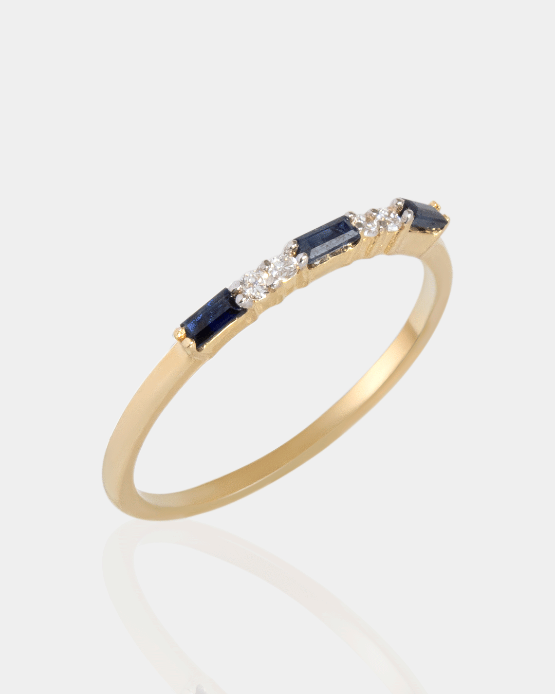 Anillo de Oro con Diamantes y Zafiro Azul
