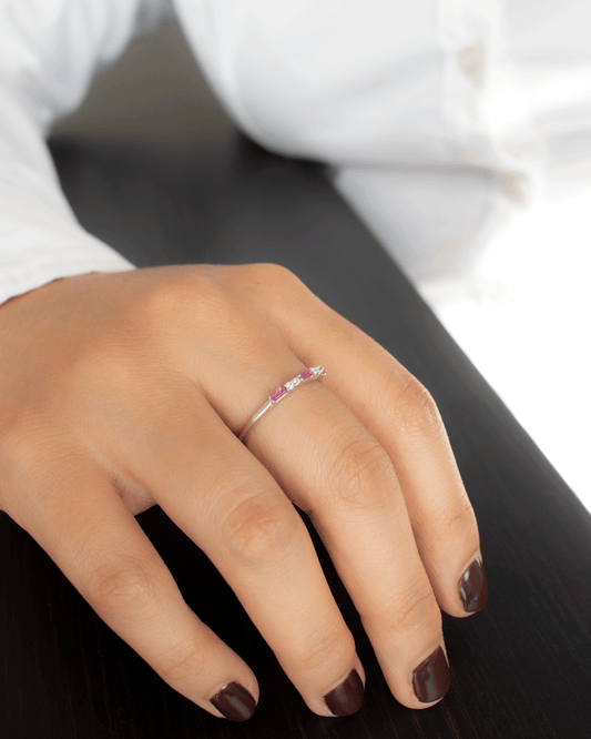 Anillo de Oro con Diamantes y Rubí