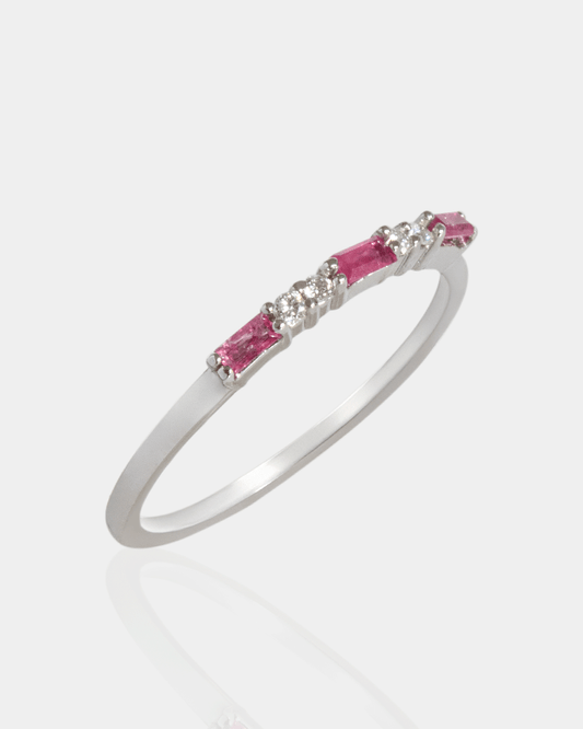 Anillo de Oro con Diamantes y Rubí