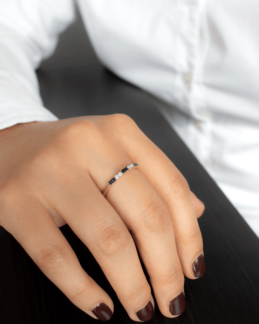 Anillo de Oro con Diamantes y Zafiro Azul