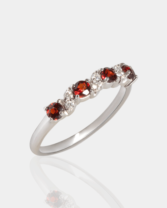 Anillo de Oro con Diamantes y Granate