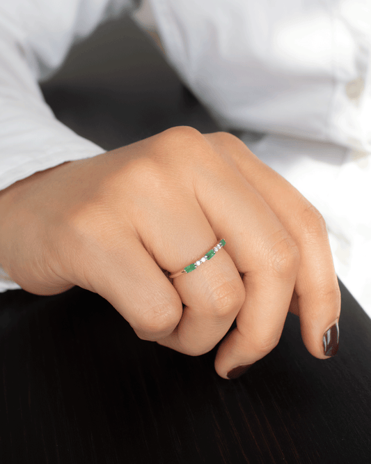 Anillo de Oro con Diamantes y Esmeraldas