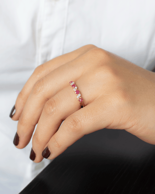 Anillo de Oro con Diamantes y Rubí