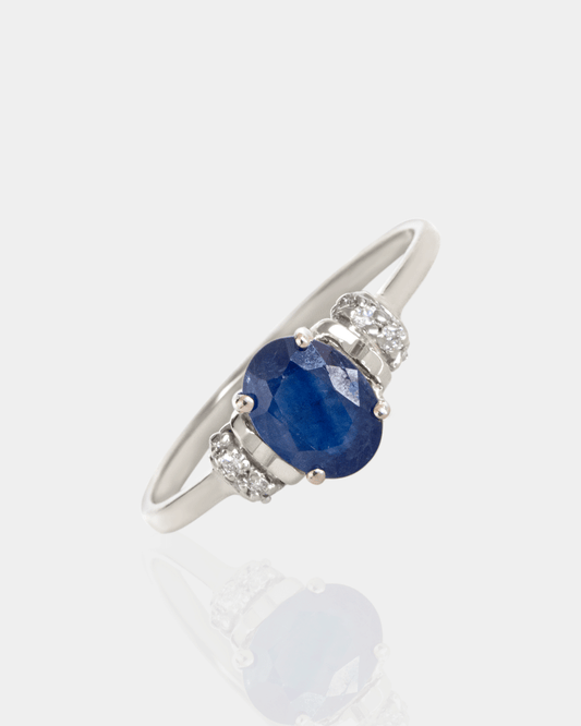 Anillo de Oro con Diamantes y Zafiro Azul