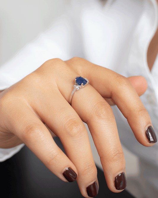 Anillo de Oro con Diamantes y Zafiro Azul