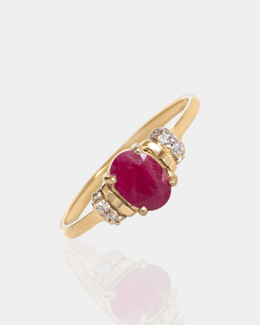 Anillo de Oro con Diamantes y Rubí
