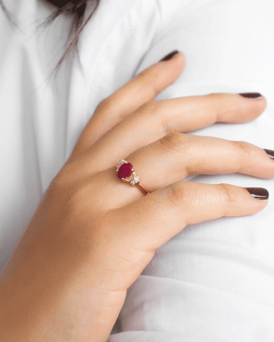 Anillo de Oro con Diamantes y Rubí