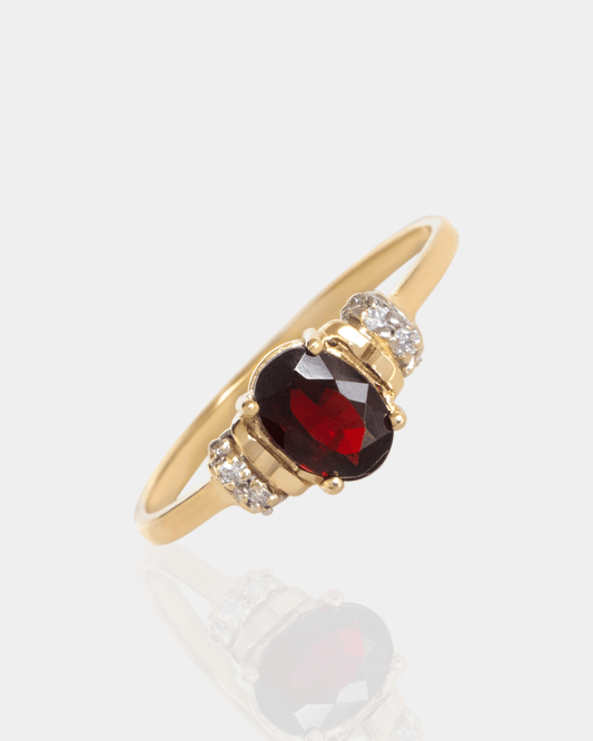 Anillo de Oro con Diamantes y Granate