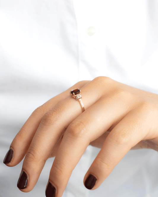Anillo de Oro con Diamantes y Granate