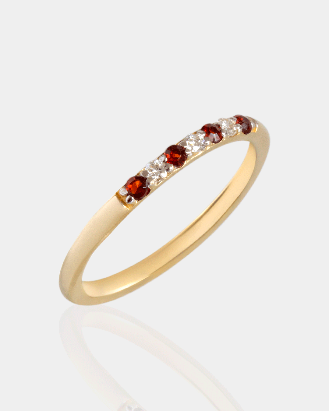 Anillo de Oro con Diamantes y Granate