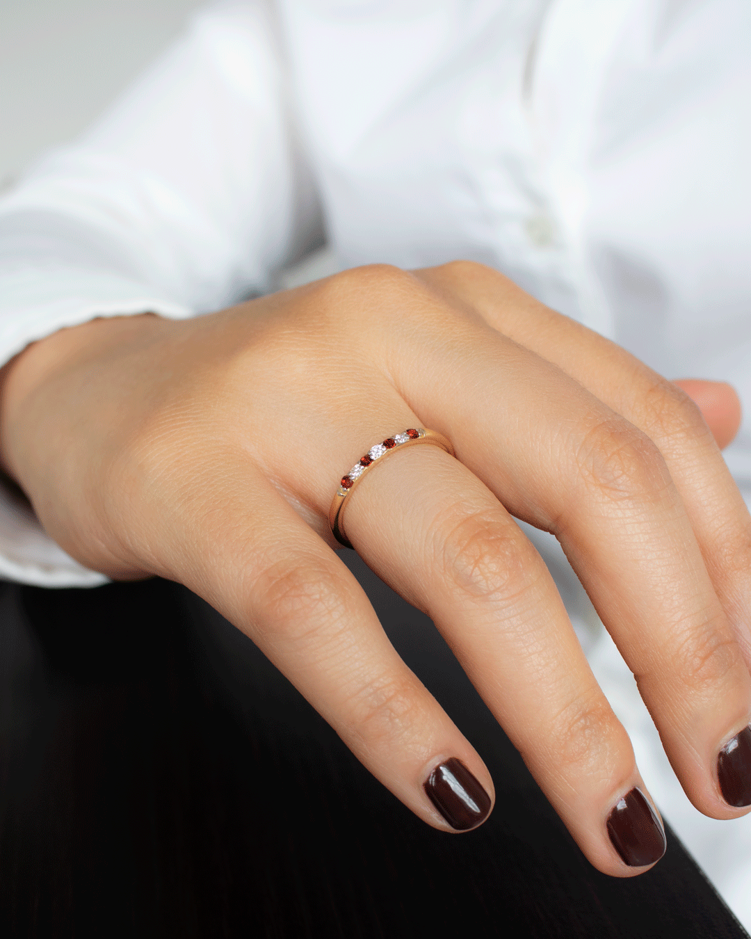 Anillo de Oro con Diamantes y Granate