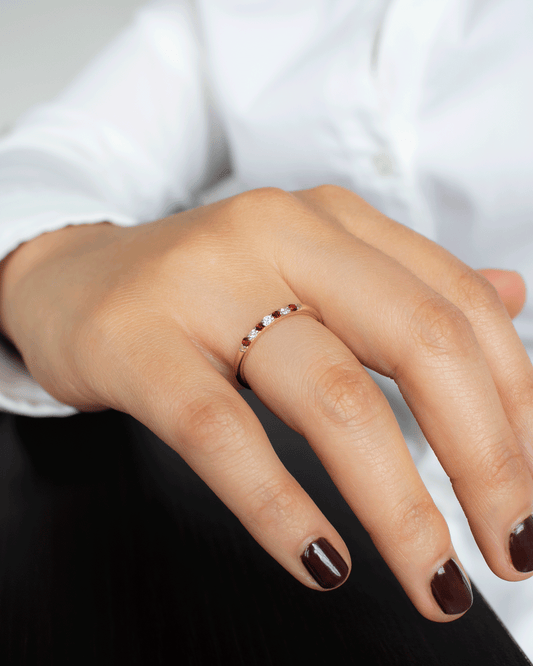 Anillo de Oro con Diamantes y Granate