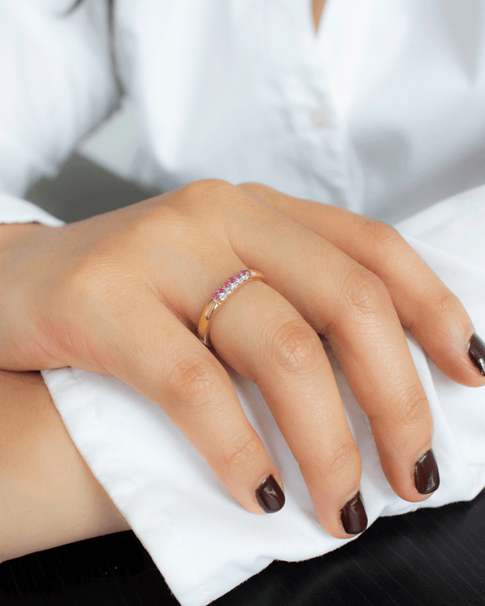 Anillo de Oro con Diamantes y Rubí
